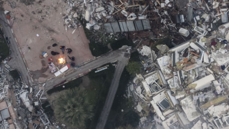 Снимка от дрон показва хора да се топлят на огън сред рухнали от земетресението сгради в Хатай, Турция, 8 февруари 2023 г.