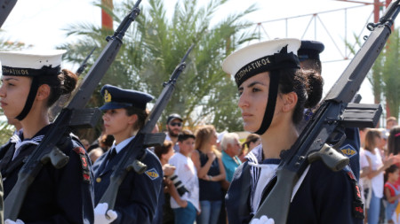 Жени военнослужещи от ВМС и ВВС на Република Кипър участват във военен парад в Никозия, архив, 2018 г.