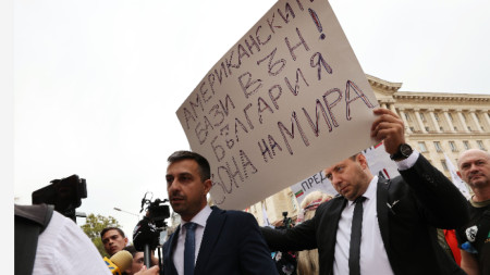Народните представители от Възраждане Деян Николов и Петър Петров (от ляво надясно) на протеста 
