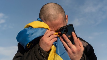 Украински войник говори с близките си след размяна на пленници между двете воюващи страни. Януари 2024 г.