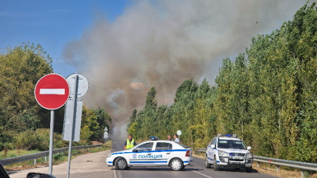 Заради пожара е затворен пътят между Петрич и Сандански, при борсата на село Кърналово.