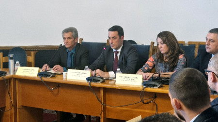 Министърът на транспорта Георги Гвоздейков на изслушване в ресорната комисия в Народното събрание