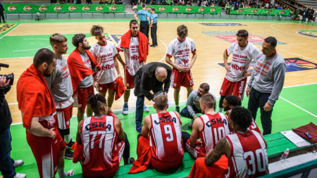 Росен Барчовски дава наставления на баскетболистите на ЦСКА.