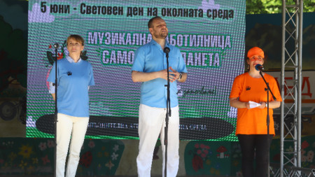 На лятната сцена на Зоологическата графина близо до централния вход министър Борислав Сандов поздрави участниците в детска музикална работилница, която се провежда по повод 5 юни – Световния ден на околната среда.
