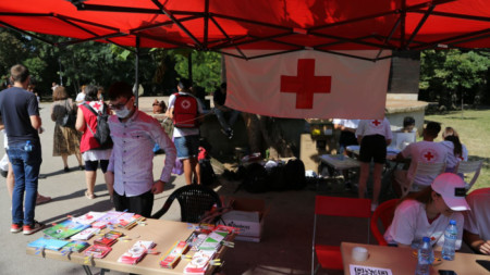Доброволци на Българския червен кръст и заместник здравният министър Александър Златанов
