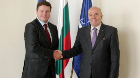 Interim Foreign Minister Nikolay Milkov (right) met with UK Ambassador to Bulgaria Rob Dixon in Sofia, Septebmer 5, 2022.