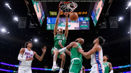 Филаделфия (в бели екипи) победи с 1 точка в Бостън.