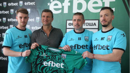 Енгибар Енгибаров (вторият от дясно на ляво) е новият старши треньор на Витоша.