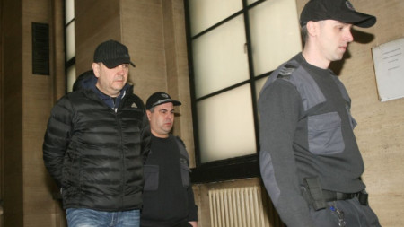  Роман Логвиненко (вляво) е ескортиран в СГС за делото срещу него през 2018 г.
