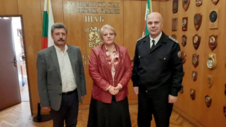 Кап. Пламен Симеонов (вляво) с директора Христина Жабова