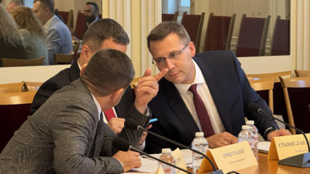 Станислав Анастасов, вдясно разговаря с Ербил Халим и Халил Летифов по време на заседание на Комисията по енергетика в НС - 30 юли 2025 г.