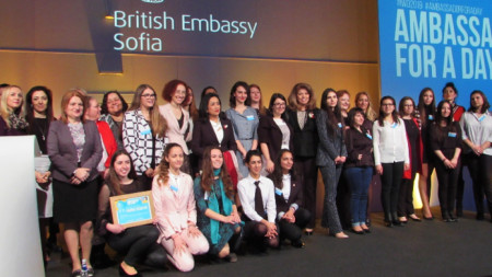 Вицепрезидентът Илияна Йотова с победителките в инициативата „Посланик за един ден“, организирана от посолството на Великобритания в България.