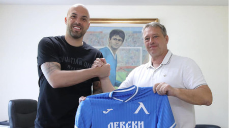 Капитанът Николай Михайлов продължи договора си с ПФК Левски за