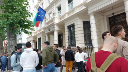 Опашка за гласуване пред посолството на България в Лондон