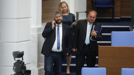 На заседанието на Народното събрание - 25 септември 2023 г.; На снимката: Христо Иванов, Надежда Йорданова, Радомир Чолаков. 