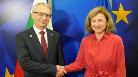Николай Денков и заместник-председателят на Европейската комисия (ЕК) Вера Йоурова 