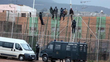 Стотици мароканци се опитаха да прескочат двойната ограда която разделя