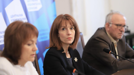 Председателят на Централна избирателна комисия Камелия Нейкова (в средата) и говорителите Росица Матева и Цветозар Томов, 20 май 2021.