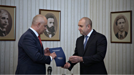 Geolrgi Svilenski, BSP (L) hands mandate back to President Radev 