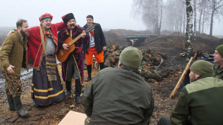 Артисти на позиция на Националната гвардия на Украйна недалеч от границата с Русия, 24 декември 2022 г.