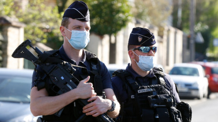 Във Франция са арестувани трима души от обкръжението на терориста