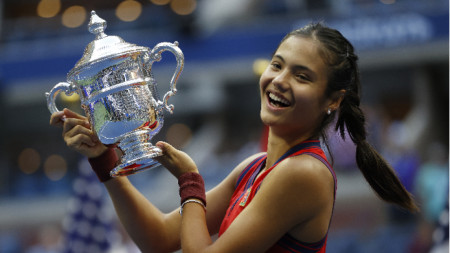 Ема Радукану с трофея от US Open.