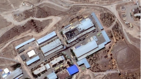 Сателитно изображение показва разрушена сграда на Военновъздушните сили на Иранския корпус на гвардейците на революцията (IRGC) след израелски въздушни удари в Техеран, Иран, на 14 юни 2025 г. 