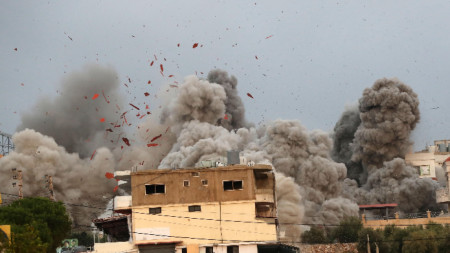 Дим се издига след израелски въздушен удар по град Таир Деба в Южен Ливан, 6 ноември 2025 г.