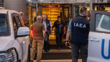 Шефът на МААЕ Рафаел Гроси напуска хотел в Киев, за да потегли към Запорожката АЕЦ, 31 август 2022 г.