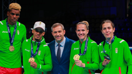Красимир Инински с българските медалисти в Краков.