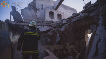 Спасителни екипи издирват оцелели под отломките на ударената сграда.