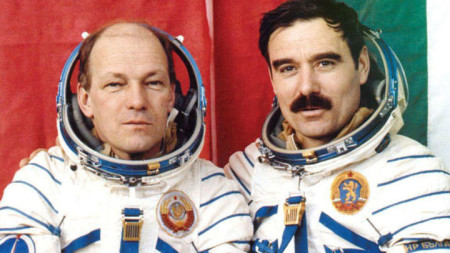 Николай Рукавишников и Георги Иванов (вдясно) преди излитането на Союз-33 през 1979 година.