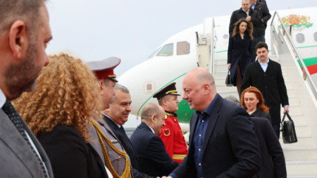 Председателят на НС Росен Желязков при посрещането си на летището 