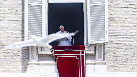 Папа Франциск е постъпил в болница в Рим днес следобед