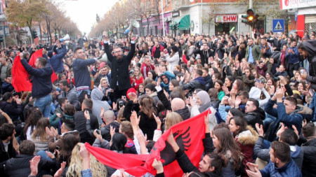 Протестът на студентите пред образователното министерство в Тирана.