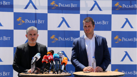 Павел Колев и Лъчезар Петров след подписването на спонсорския договор.