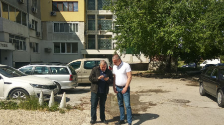 Кметът на Варна Иван Портних и заместник-кметът Христо Иванов извършиха оглед на междублоковите пространства във „Възраждане”.
