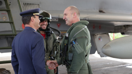 Президентът Румен Радев участва в демонстрационен полет по време на последната си визита в Испания.