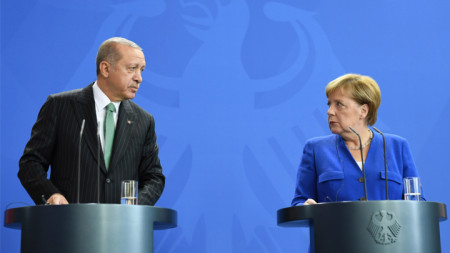 Ангела Меркел и Реджеп Ердоган при една от срещите им. Днес те обсъдиха ситуацията в Сирия по телефона.