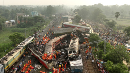 Снимка от дрон на спасители, работещи на мястото на катастрофа с пътнически влакове в област Баласоре, в източния индийски щат Ориса, 3 юни 2023 г. 
