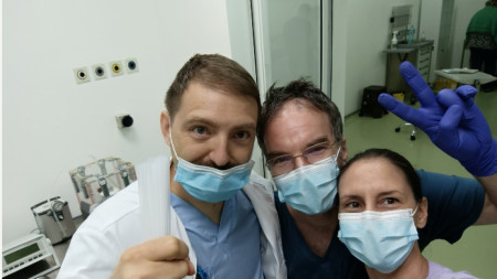 Част от мултидисциплинарния екип - доц. Еленко Попов - хирургът извършил операцията, д-р Галин Вълчев - медицински физик и операционната сестра