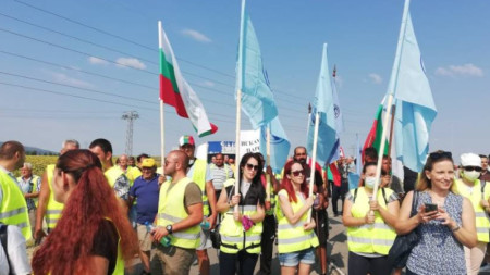 Работниците от пътно строителната фирма Автомагистрали Черно море излизат на нов