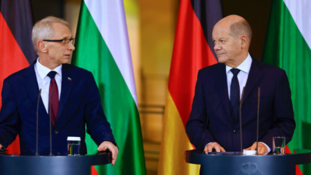 Bulgarian Prime Minister Nikolay Denkov (left) and German Chancellor Olaf Scholz