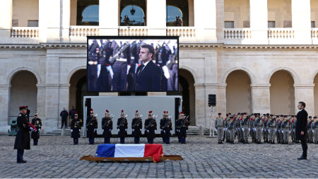 Еманюел Макрон отдава почит пред ковчега на Жак Делор