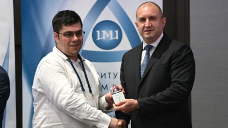 Румен Радев връчи наградата по математика на Института по математика и информатика за 2023 година на Веселин Димитров.