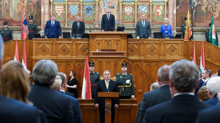 Унгарският премиер Виктор орбан говори пред парламента в Будапеща