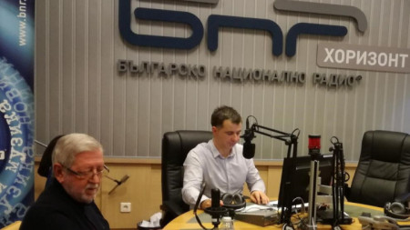 Доц. Григорий Вазов (вляво) в студиото на „Неделя 150“ с водещия Явор Стаматов.