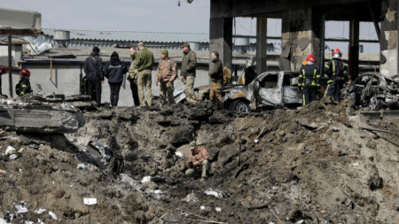 Украински спасители и огнеборци  проверяват район след руски удар в Лвов, 18 април 2022 г.