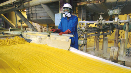 Обработка на yellowcake, от който се добива уран