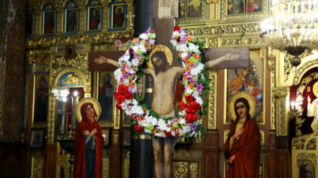 На Разпети петък в най тъжния за християните ден стотици миряни